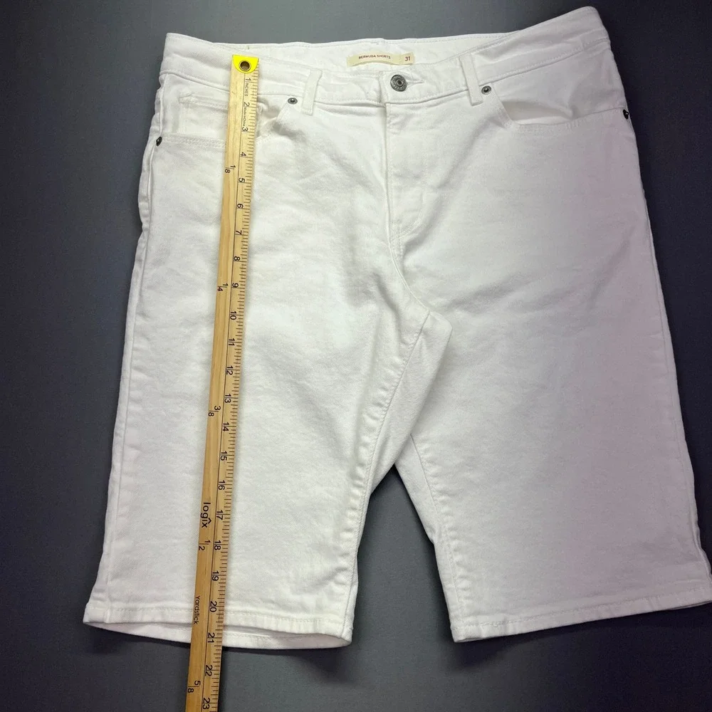 Levi's Bermuda Shorts White Denim Casual Everyday Sz 31 Fits 33.5